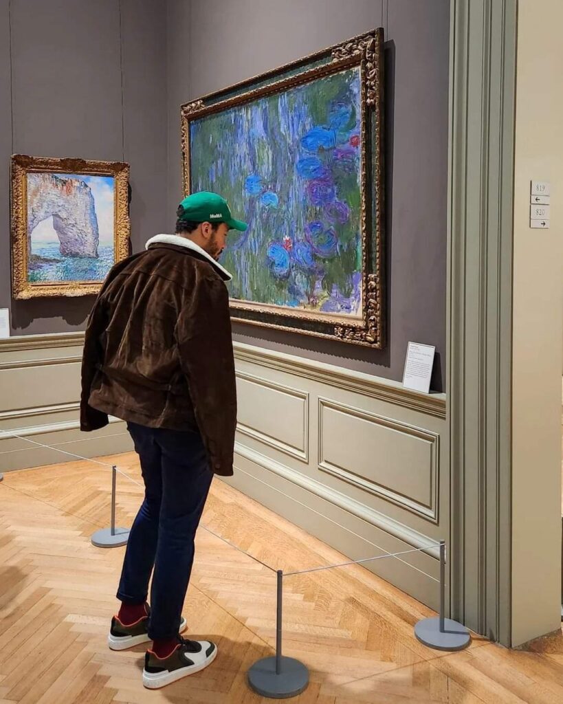 Un visiteur devant un tableau impressionniste de Monet au MET de New York
