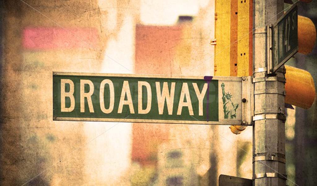 Broadway panneau signalétique - Broadway plongée cœur artistique - Odyssée Américaine