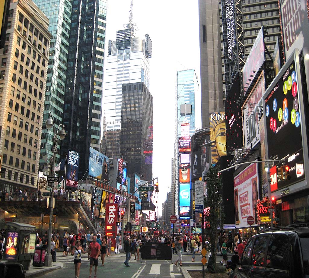 Vue sur Brodway : contrairement aux autres avenues de Manhattan, Broadway suit un tracé unique qui remonte à des siècles.- Broadway plongée cœur artistique - Odyssée Américaine