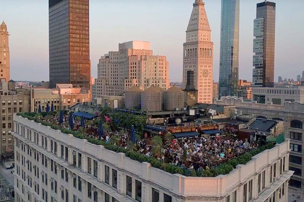 Vue du Rooftops au 230 fifth av. New York - Odyssée Américaine