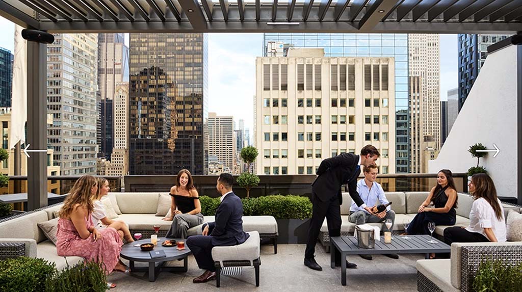 Vue du bar sur le toit du Peninsula Hotel combine un décor oriental et européen-New York - Odyssée Américaine
