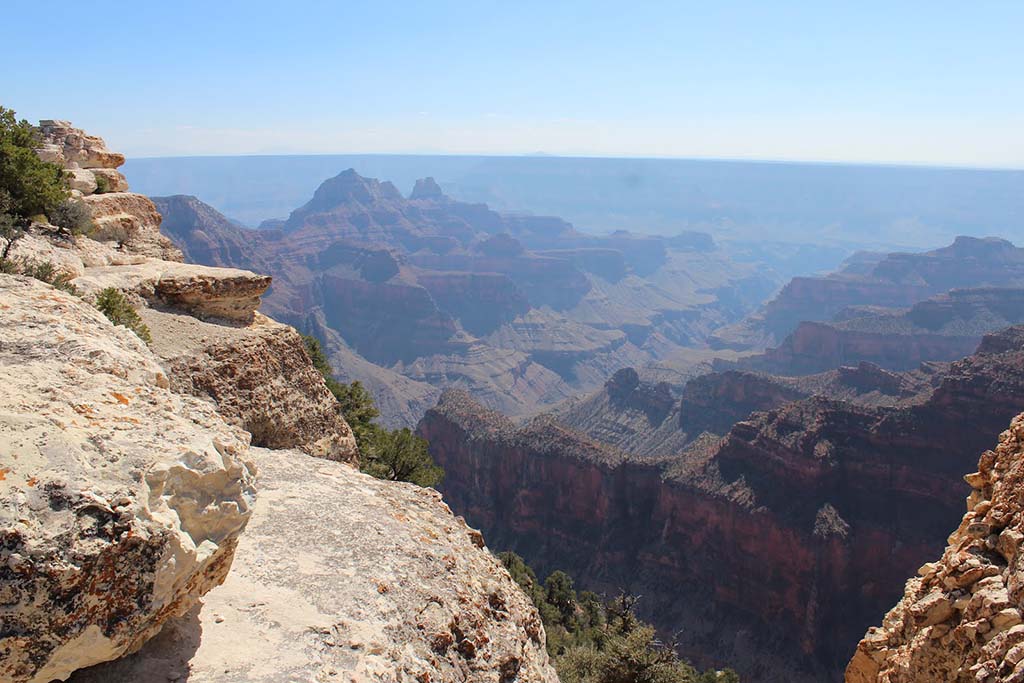 Bright Angel Trail : Une randonnée spectaculaire qui descend dans le Pima Point : Offrant une vue plongeante sur la rivière Colorado. Accessible via la navette, ce point de vue offre une perspective impressionnante sur la rivière Colorado au fond du Canyon. Par temps clair, la visibilité peut s’étendre sur plus de 100 kilomètres après un bon orage qui aura nettoyé le ciel !