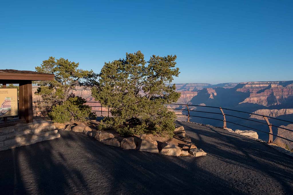 Pima Point : Offrant une vue plongeante sur la rivière Colorado. Accessible via la navette, ce point de vue offre une perspective impressionnante sur la rivière Colorado au fond du Canyon. Par temps clair, la visibilité peut s’étendre sur plus de 100 kilomètres après un bon orage qui aura nettoyé le ciel ! - South Rim guide complet - Odyssée Américaine