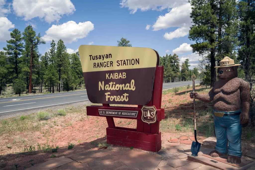 Entrée Sud village de Tusayan - South rim Grand Canyon. Odyssée Américaine