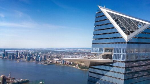 Vue côté de The Edge situé à Hudson Yards, qui est l’un des observatoires les plus spectaculaires de New York