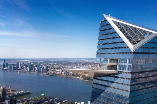 Vue côté de The Edge situé à Hudson Yards, qui est l’un des observatoires les plus spectaculaires de New York
