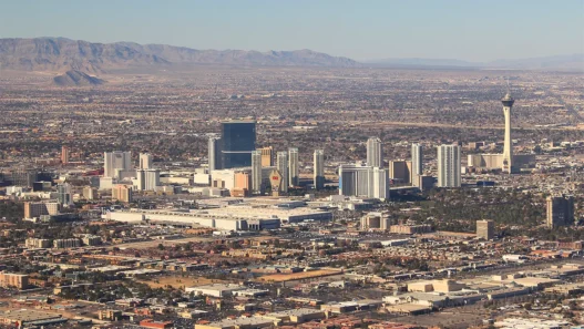 ville de las vegas photo aérienne de jour vue d'ensemble avec désert en second plan