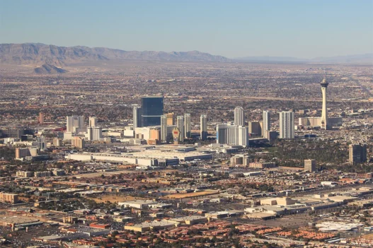 ville de las vegas photo aérienne de jour vue d'ensemble avec désert en second plan