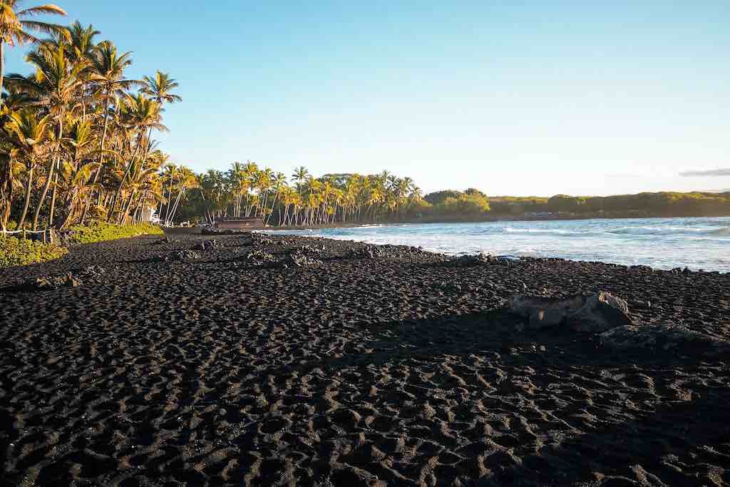 Big Island est célèbre pour ses plages de sable aux couleurs surprenantes. La plage de Punalu'u, avec son sable noir, est l’une des plus connues, et elle est souvent fréquentée par des tortues vertes hawaïennes qui viennent se reposer au soleil.