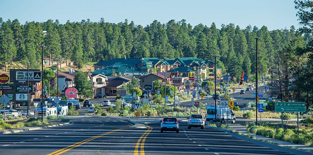 la petite ville de Tusayan, juste à côté (15 minutes), est une bonne alternative au Grand Canyon Village pour se loger (c’est aussi là que se trouve l’aéroport du Grand Canyon et les départ en Hélicoptère que nous évoquons dans un article dédié ici). Grand canyon village tusayan - Odyssée Américaine