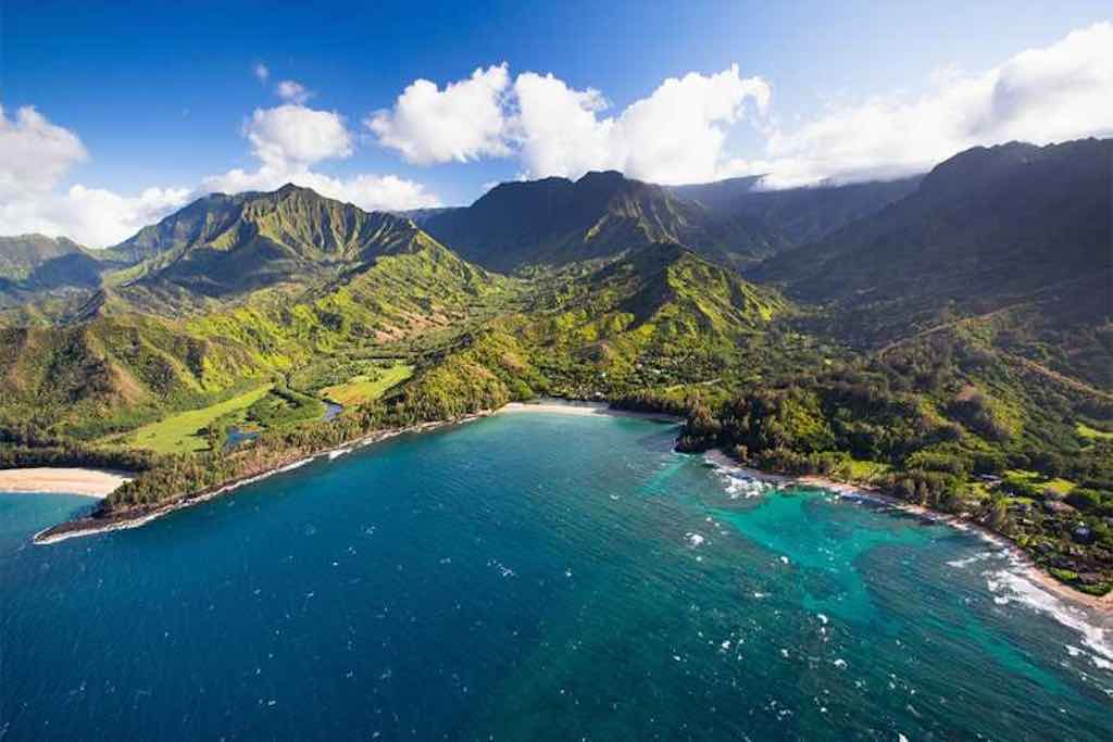 vue aérienne du début de la côte Na Pali, au nord ouest de l'île de Molokai, Hawaii