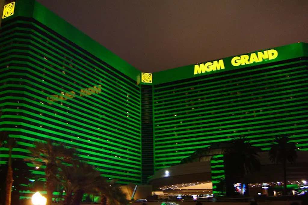 le MGM de Las Vegas, bâtiment vert éclairé de nuit - casino vegas règles visiter - Odyssée Américaine