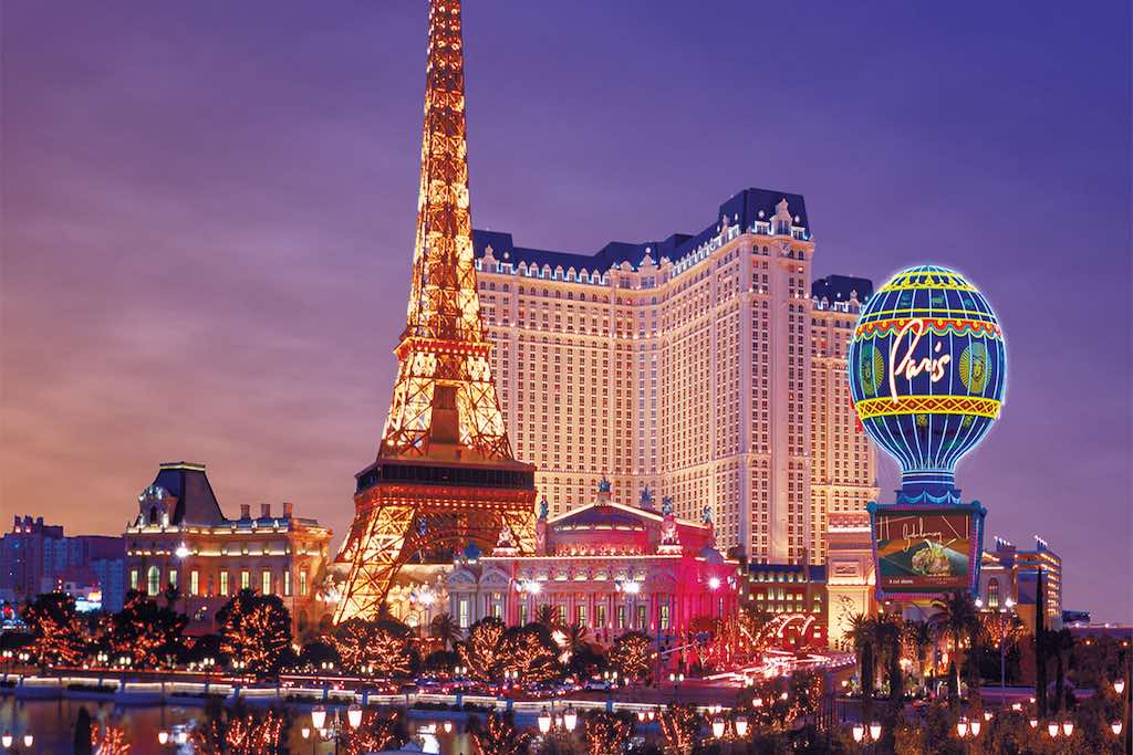 hotel Paris avec la tour eiffel éclairée au coucher du soleil casino vegas règles visiter - Odyssée Américaine