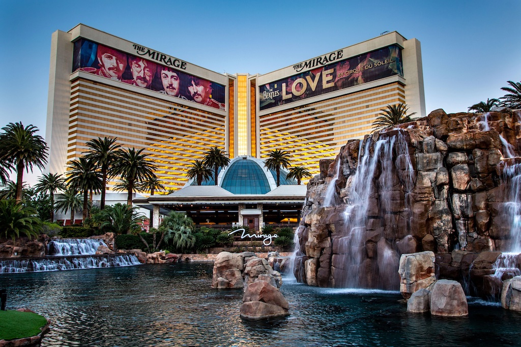 Hotel Mirage à Las Vegas a la tombée de la nuit Odyssée Américaine