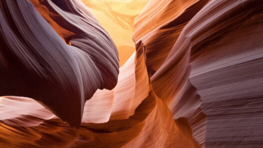 Antelope Canyon, situé au cœur des terres sacrées du peuple Navajo, est bien plus qu’un simple canyon : c’est une sculpture naturelle façonnée par des millénaires de vents et de crues violentes, qui s’engouffrent dans ses fissures pour polir le grès rouge et révéler des parois aux courbes presque irréelles. odyssée américaine