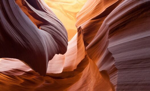 Antelope Canyon, situé au cœur des terres sacrées du peuple Navajo, est bien plus qu’un simple canyon : c’est une sculpture naturelle façonnée par des millénaires de vents et de crues violentes, qui s’engouffrent dans ses fissures pour polir le grès rouge et révéler des parois aux courbes presque irréelles. odyssée américaine