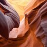 Antelope Canyon, situé au cœur des terres sacrées du peuple Navajo, est bien plus qu’un simple canyon : c’est une sculpture naturelle façonnée par des millénaires de vents et de crues violentes, qui s’engouffrent dans ses fissures pour polir le grès rouge et révéler des parois aux courbes presque irréelles. odyssée américaine