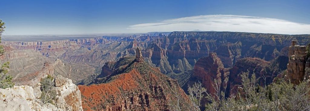 Imperial Point North Rim Grand Canyon - Après environ 5 miles sur Cape Royal Road, une bifurcation vous mène vers le Point Imperial, la star des points de vue. C’est simple, avec ses 2688 mètres d’altitude, c’est le point le plus haut du Parc national. Ici, vous avez une vue dégagée sur Nankoweap Canyon, là où le Colorado commence à s'évader du Marble Canyon. Odyssée Américaine