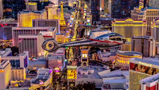 hélicoptère Las Vegas vue de nuit ville illuminée Plongez dans l'effervescence de Las Vegas comme vous ne l'avez jamais vue : depuis le ciel ! Envolez-vous à bord d’un hélicoptère et laissez-vous émerveiller par une vue imprenable sur le Strip illuminé, les fontaines du Bellagio, et bien d'autres trésors emblématiques. Odyssée Américaine