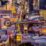 hélicoptère Las Vegas vue de nuit ville illuminée Plongez dans l'effervescence de Las Vegas comme vous ne l'avez jamais vue : depuis le ciel ! Envolez-vous à bord d’un hélicoptère et laissez-vous émerveiller par une vue imprenable sur le Strip illuminé, les fontaines du Bellagio, et bien d'autres trésors emblématiques. Odyssée Américaine