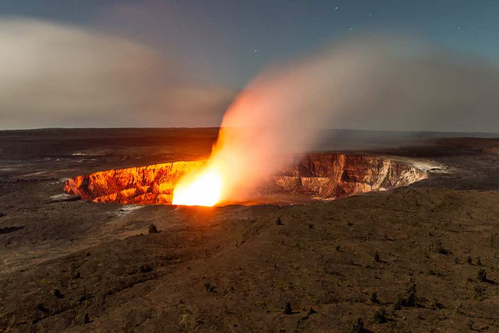 cratère en éruption de Kilauea - Kilauea, quant à lui, est le volcan le plus actif au monde, avec des éruptions constantes depuis 1980, créant des coulées de lave qui modifient régulièrement la topographie de l’île.