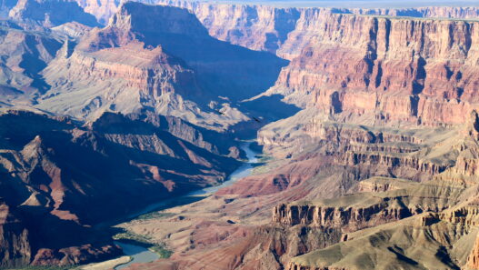 Moins fréquentée et plus difficile d’accès, la rive nord est idéale pour ceux qui recherchent la tranquillité. Avec ses paysages sauvages et ses points de vue exceptionnels, cette zone est parfaite pour une expérience plus intime et contemplative du Grand Canyon - Odyssée Américaine