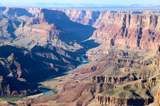 Moins fréquentée et plus difficile d’accès, la rive nord est idéale pour ceux qui recherchent la tranquillité. Avec ses paysages sauvages et ses points de vue exceptionnels, cette zone est parfaite pour une expérience plus intime et contemplative du Grand Canyon - Odyssée Américaine
