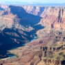 Moins fréquentée et plus difficile d’accès, la rive nord est idéale pour ceux qui recherchent la tranquillité. Avec ses paysages sauvages et ses points de vue exceptionnels, cette zone est parfaite pour une expérience plus intime et contemplative du Grand Canyon - Odyssée Américaine