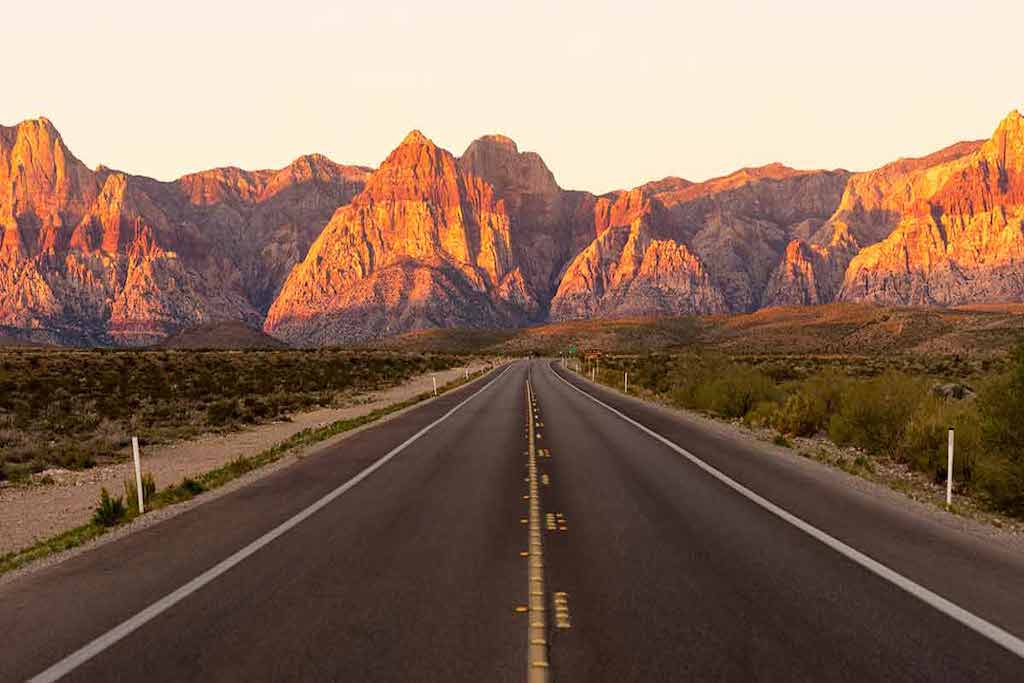 route de san fransisco a las vegas par la route; Etendue désertique et route en ligne droite sans voiture