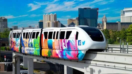 le monorail de las vegas Découvrez le Monorail de Las Vegas, l’allié parfait pour vos déplacements sur le célèbre Strip ! Inauguré en 2004, ce moyen de transport moderne et rapide dessert 7 stations (hôtels) stratégiques tout au long du boulevard, offrant une alternative agréable pour explorer la ville sans user vos jambes après une journée bien remplie. En plus, vous pourrez admirer le panorama tout en vous déplaçant confortablement. Odyssée Américaine