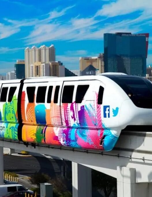 le monorail de las vegas Découvrez le Monorail de Las Vegas, l’allié parfait pour vos déplacements sur le célèbre Strip ! Inauguré en 2004, ce moyen de transport moderne et rapide dessert 7 stations (hôtels) stratégiques tout au long du boulevard, offrant une alternative agréable pour explorer la ville sans user vos jambes après une journée bien remplie. En plus, vous pourrez admirer le panorama tout en vous déplaçant confortablement. Odyssée Américaine