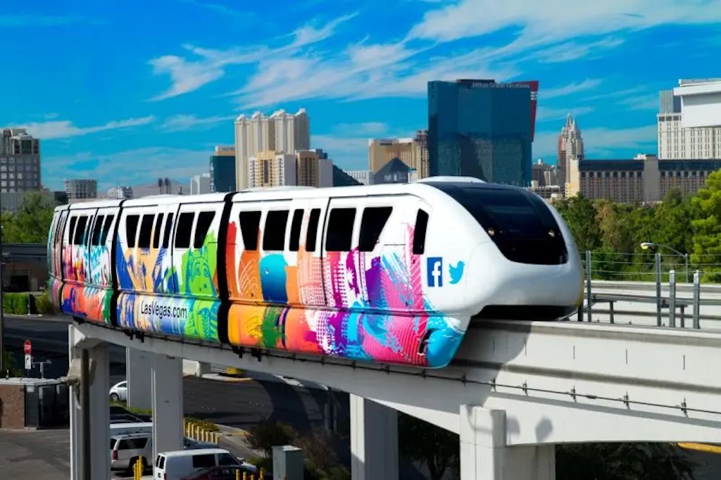 le monorail de las vegas Découvrez le Monorail de Las Vegas, l’allié parfait pour vos déplacements sur le célèbre Strip ! Inauguré en 2004, ce moyen de transport moderne et rapide dessert 7 stations (hôtels) stratégiques tout au long du boulevard, offrant une alternative agréable pour explorer la ville sans user vos jambes après une journée bien remplie. En plus, vous pourrez admirer le panorama tout en vous déplaçant confortablement. Odyssée Américaine