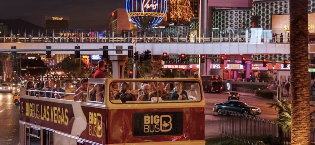 big bus de nuit las vegas Le Big Bus de nuit est une manière incontournable de découvrir la magie de Las Vegas illuminée. Le tour de nuit commence: à 19 h et dure environ 3 heures offrant une vue saisissante de la ville qui brille de mille feux. Vous resterez à bord tout au long du circuit pour profiter des panoramas en soirée, avec plusieurs arrêts photo stratégiques. Conseil : Le tour de nuit est très populaire, il est donc recommandé de réserver à l’avance pour garantir votre place ! Odyssée Américaine