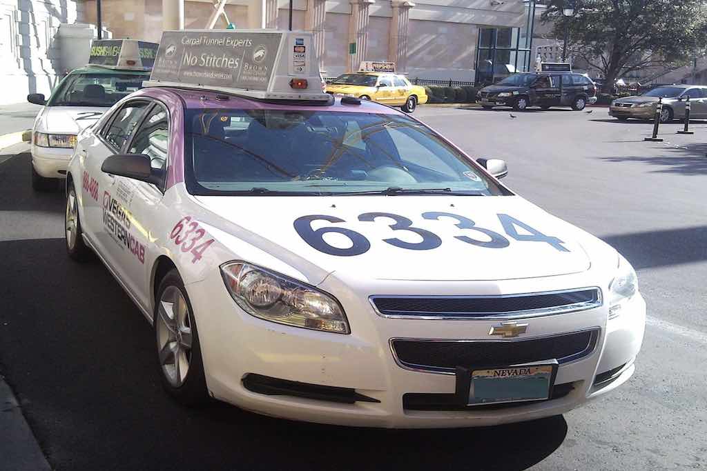 taxi de las vegas pris en plein jour Quand je suis arrivé à Las Vegas, j'ai compris que les tarifs des taxis étaient strictement encadrés par la Nevada Taxi Cab Authority. Cela signifie qu’une grosse dizaines de compagnies de taxis de la ville appliquent exactement les mêmes tarifs. Odyssée Américaine