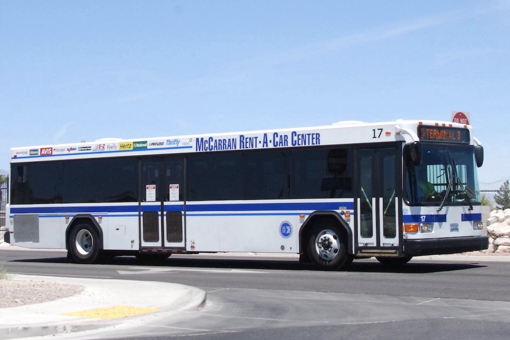 Pour moins de 5 US$, les lignes de bus 108 et 109 relient l’aéroport au centre-ville en environ 40 minutes. N’oubliez pas d’avoir de la monnaie sur vous, car la machine ne rend pas la monnaie