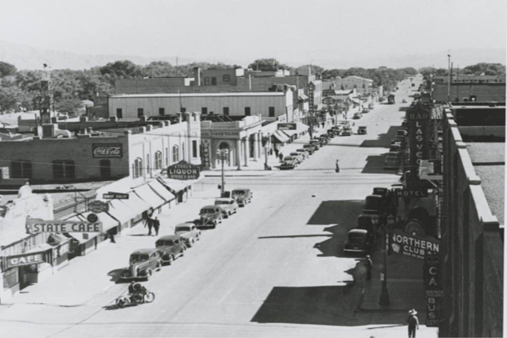 Dans les années 1930, la construction du barrage Hoover a attiré de nombreux travailleurs, et avec eux, le besoin de divertissement. Las Vegas a commencé à se faire connaître pour ses casinos et son ambiance décontractée. Les années 1940 et 1950 ont vu la montée en puissance des casinos financés par la mafia, et Las Vegas s’est rapidement forgée une réputation de “Sin City”. odyssée Américaine