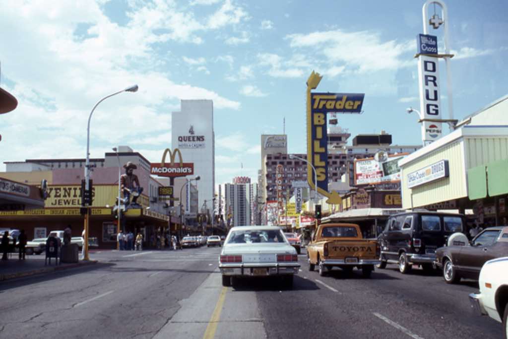 las vegas dans les Années 1970. Dans les années 1960 et 1970, des investisseurs comme Howard Hughes ont commencé à acheter des casinos pour les moderniser, initiant une ère de légitimité et de respectabilité. Odyssée Américaine