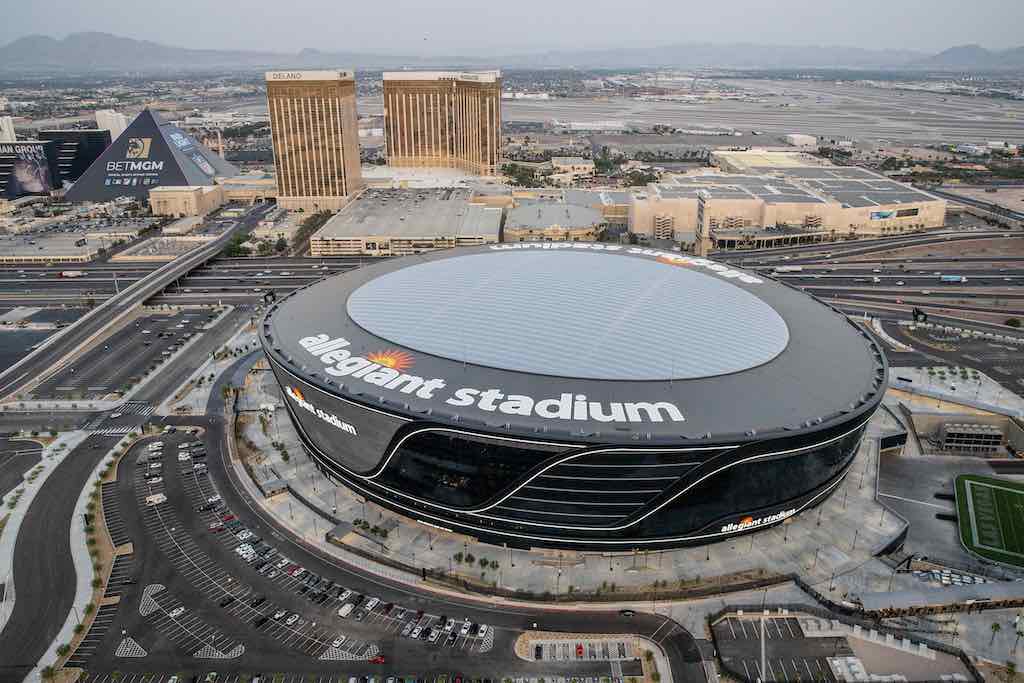 Allegian stadium football americain Las Vegas Raiders Situé à deux pas du Strip, derrière l’imposant Luxor, le stade est accessible à pied si vous séjournez dans les hôtels voisins comme le MGM Grand ou l’Excalibur. rencontre sportive Vegas basket - - rencontre sportive Vegas basket - Odyssée Américaine