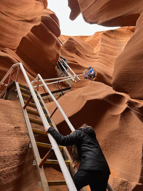 Lower Antelope Canyon : La matinée, à partir de 9h, est idéale pour capturer les parois illuminées par une lumière douce (pour les billets et horaires de reservation voir plus bas). odyssée américaine