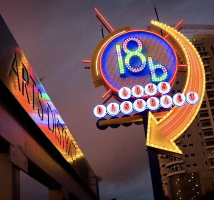 le 18 b art district a Las Vegas photo de nuit Odyssée Américaine