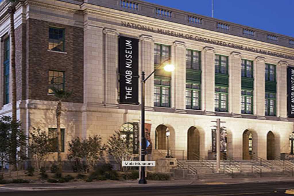 entrée de nuit du MOB museum - le vieux Las vegas - Odyssée Américaine