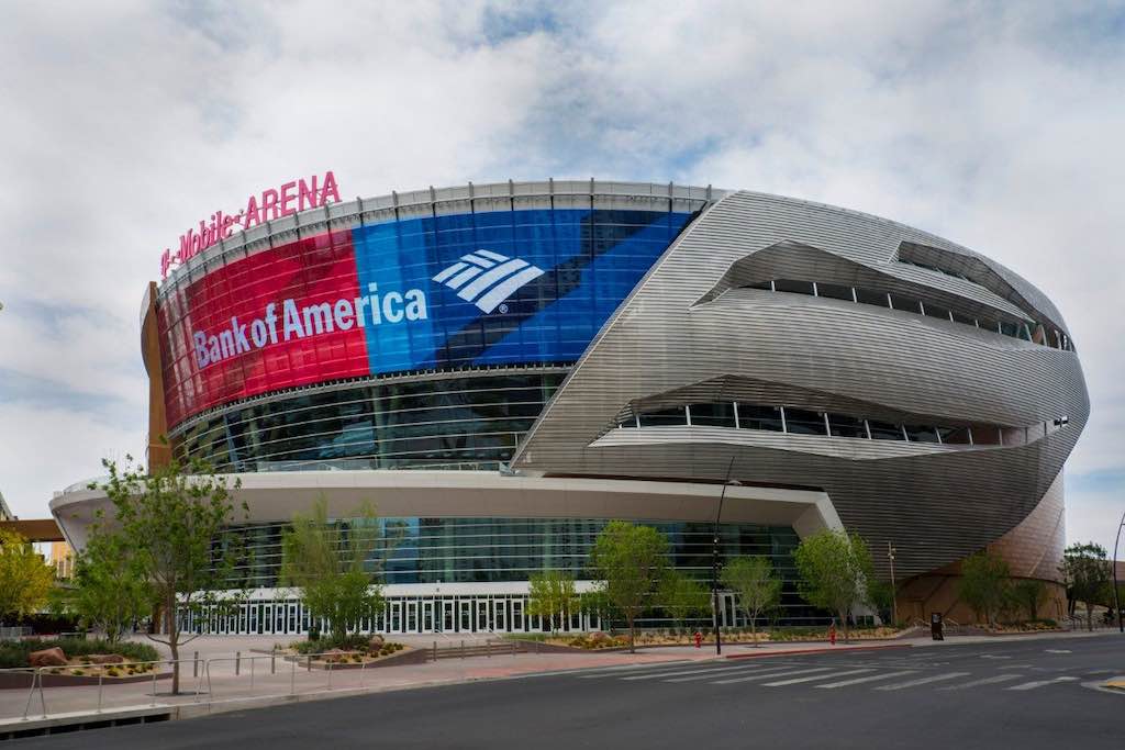 T Mobile Arena vue d’extérieur en plein jour Les Vegas Golden Knights (littéralement les chevaliers en or) vous attendent à la T-Mobile Arena - rencontre sportive Vegas basket - Odyssée Américaine