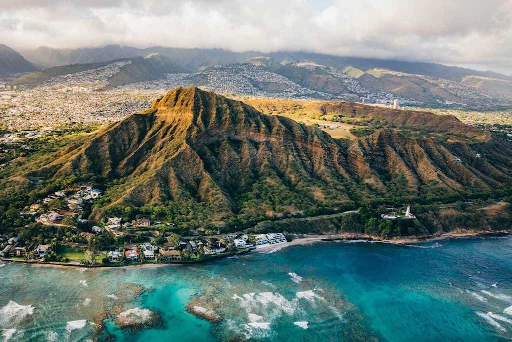 Oahu le Diamond head, marquant l’entrée de la capitale Hawaiienne - - île de Oahu, Hawaii Odyssée Américaine