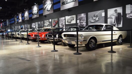 le shelby museum a Las vegas voitures de course. constructeur automobile Avis aux passionnés de bolides mythiques made in USA, ce nom devrait immédiatement vous faire vibrer. Si vous faites escale à Las Vegas et que vous cherchez des visites incontournables, ne cherchez plus : ce musée est fait pour vous ! Odyssée Américaine
