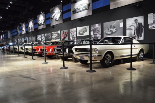 le shelby museum a Las vegas voitures de course. constructeur automobile Avis aux passionnés de bolides mythiques made in USA, ce nom devrait immédiatement vous faire vibrer. Si vous faites escale à Las Vegas et que vous cherchez des visites incontournables, ne cherchez plus : ce musée est fait pour vous ! Odyssée Américaine
