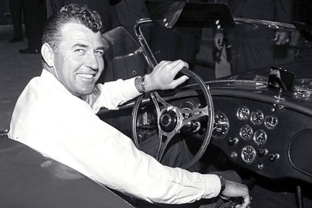 Carroll Shelby (1923-2012), un Texan au parcours atypique, a d’abord touché à tout : transports, pétrole, élevage de poulets… Rien ne le prédestinait à révolutionner l’univers des sports mécaniques. Mais dans les années 50, il décide de se consacrer à sa vraie passion : l’automobile. Odyssée Américaine
