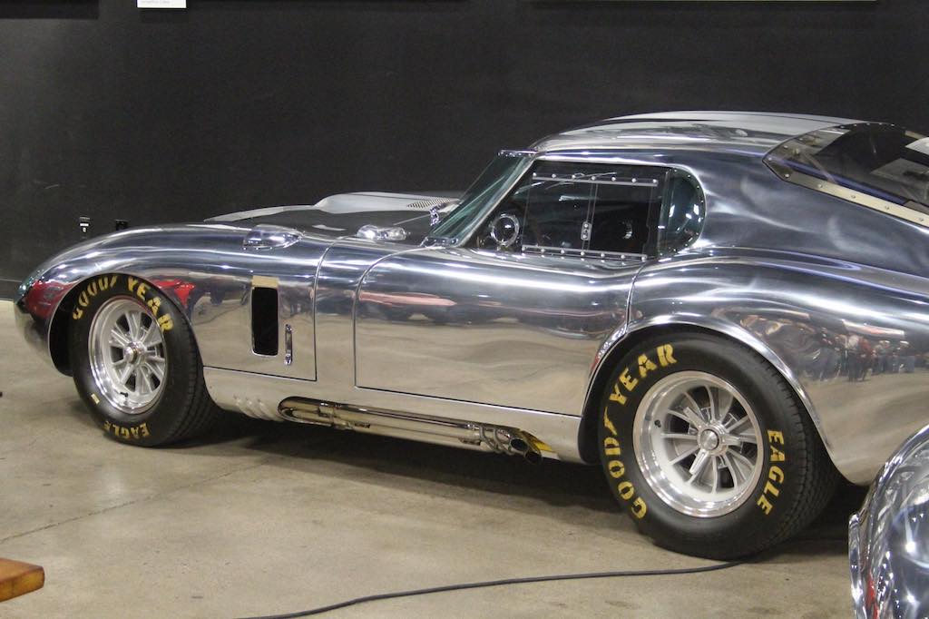 Shelby Museum photo d'une voiture couleur métal argenté. Pour ceux qui le souhaitent, il est possible d’intégrer une visite guidée gratuite qui vous apprendra tout sur l’histoire de Carroll Shelby et vous dévoilera les secrets des modèles mythiques. La visite guidée est un bon plan rare qui vous permet d'accéder à des zones comme l’atelier de fabrication, un privilège non inclus dans la visite libre. Odyssée Américaine