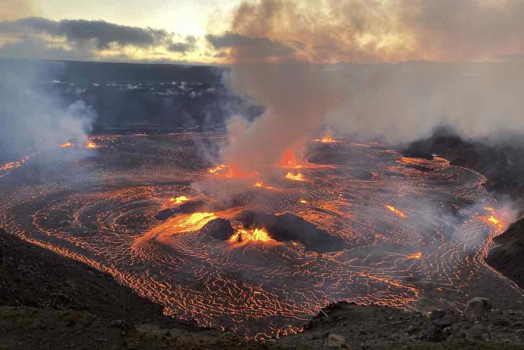 Le Parc National des Volcans est l’un des sites les plus fascinants de l’île et abrite le Kilauea, l’un des volcans les plus actifs au monde. Avec ses sentiers de randonnée variés, le parc permet de découvrir des coulées de lave anciennes et récentes, des cratères fumants, et des paysages lunaires qui semblent tout droit sortis d’un autre monde.