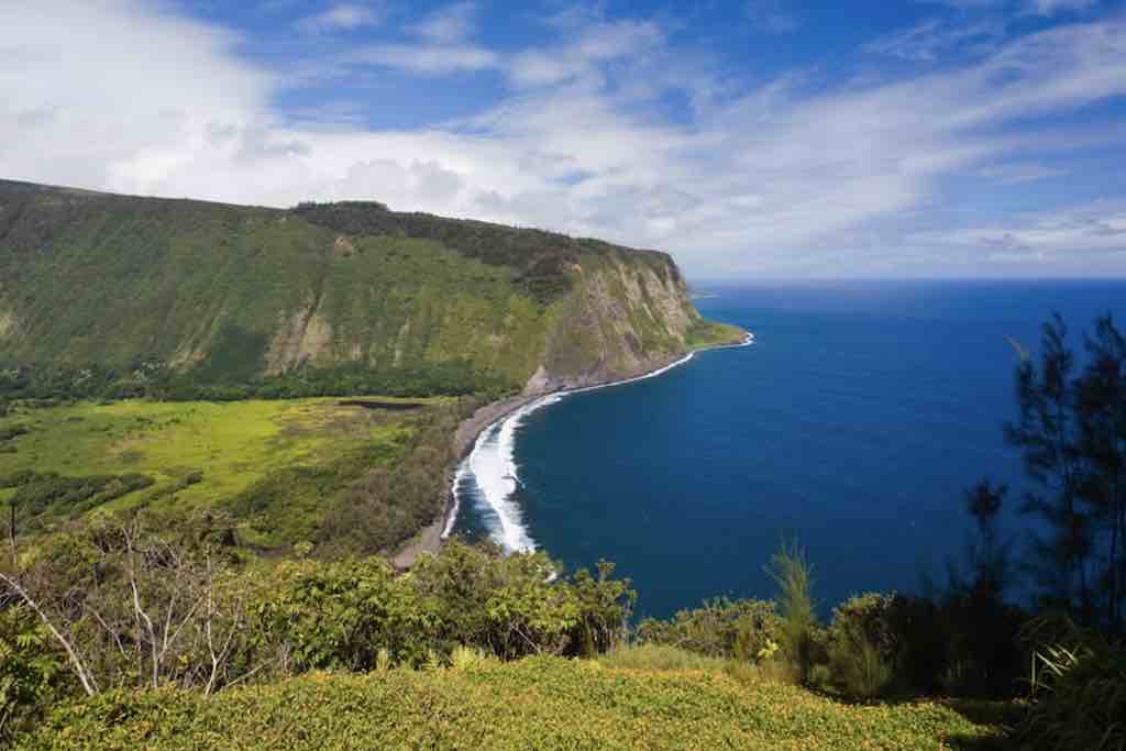 La vallée de Waipio, située sur la côte nord e big island, est un site à la beauté mystique, autrefois résidence des rois hawaïens. La vallée est accessible via une route très raide, mais les paysages qui vous attendent valent l’effort : falaises imposantes, rivières sinueuses et une plage spectaculaire.