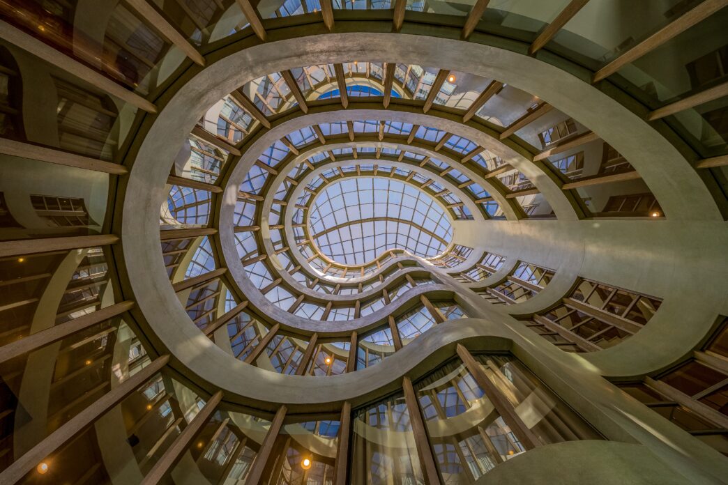 Le Guggenheim Museum de New York est bien plus qu’un musée. Conçu par l’architecte de renom Frank Lloyd Wright, ce bâtiment en spirale est une œuvre d’art en soi et représente une icône de l’architecture moderne. Dès l’entrée, les visiteurs sont plongés dans un univers unique où l’art moderne et contemporain se mêle à un design architectural époustouflant. Ce guide vous propose une immersion totale dans le Guggenheim, avec des conseils pratiques, des recommandations de visite et les incontournables à découvrir. Odyssée Américaine